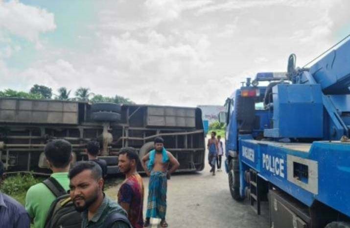 চান্দিনায় মোটরসাইকেল বাঁচাতে গিয়ে যাত্রীবাহী বাস উল্টে দুই পথচারীসহ তিনজন নিহত
